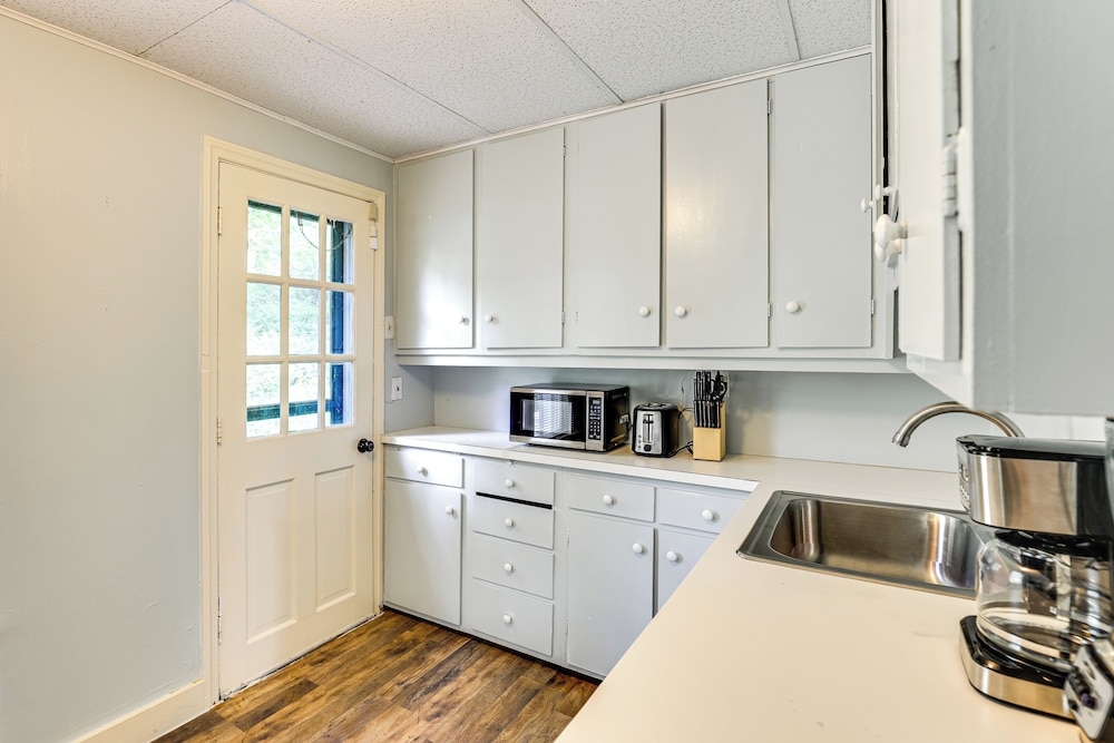 Near Shops & Parks: Dog-friendly Maryland Gem