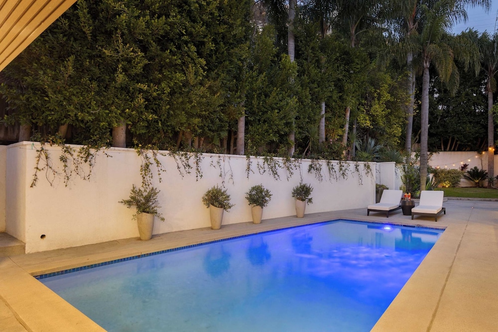 Luxury Hollywood Hills Home With Pool, Outdoor Dining & Iconic Views Skyline Chalet