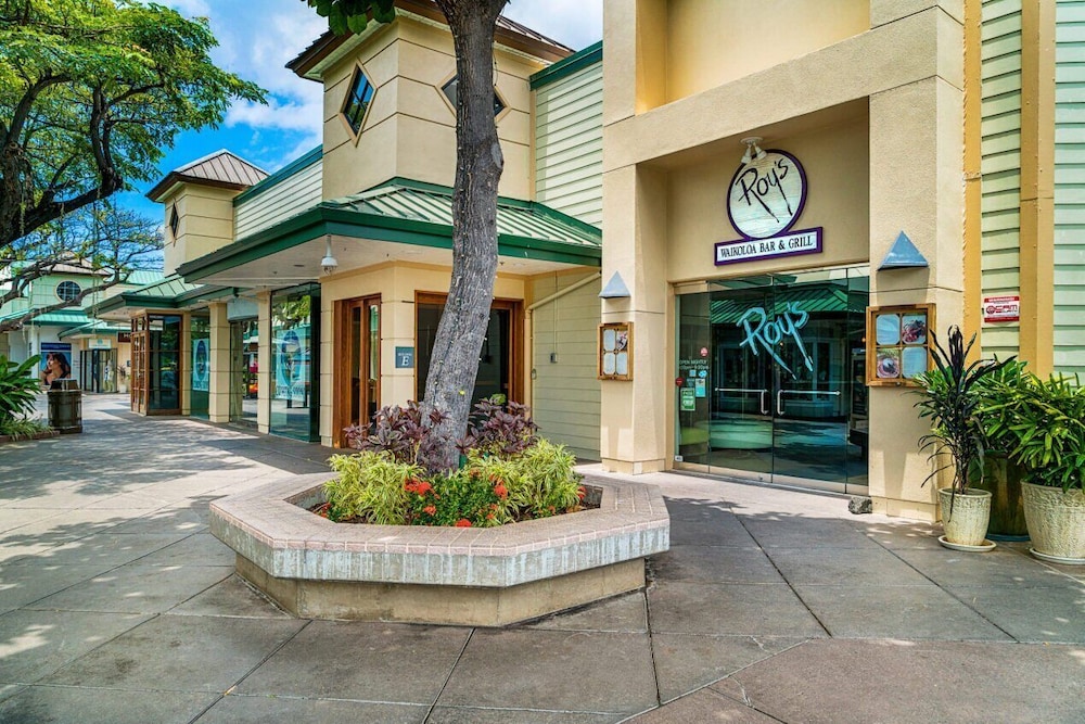 Spacious Ground Floor End Unit - Walk to Beach & Shopping - Vrkcv