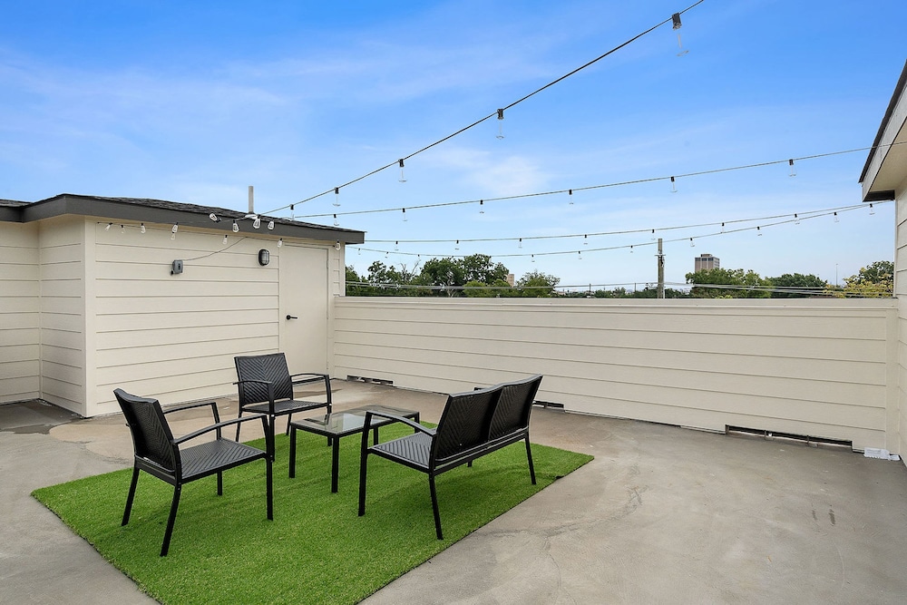 Urban Comfort King Bed Rooftop Backyard