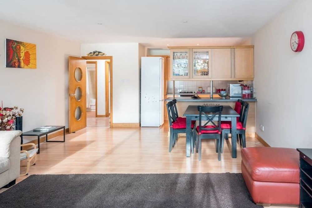 Bright 2 Bed 2 Bath apt Near Canary Wharf