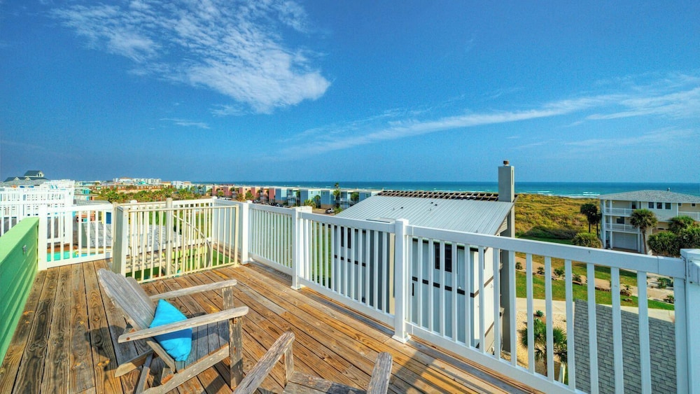 Walk to the Beach Ocean Views, Balcony Dining & Open Living Beachview 54 by Avantstay