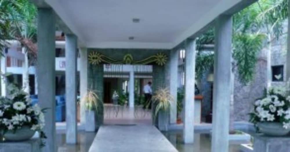 Monty Hotel