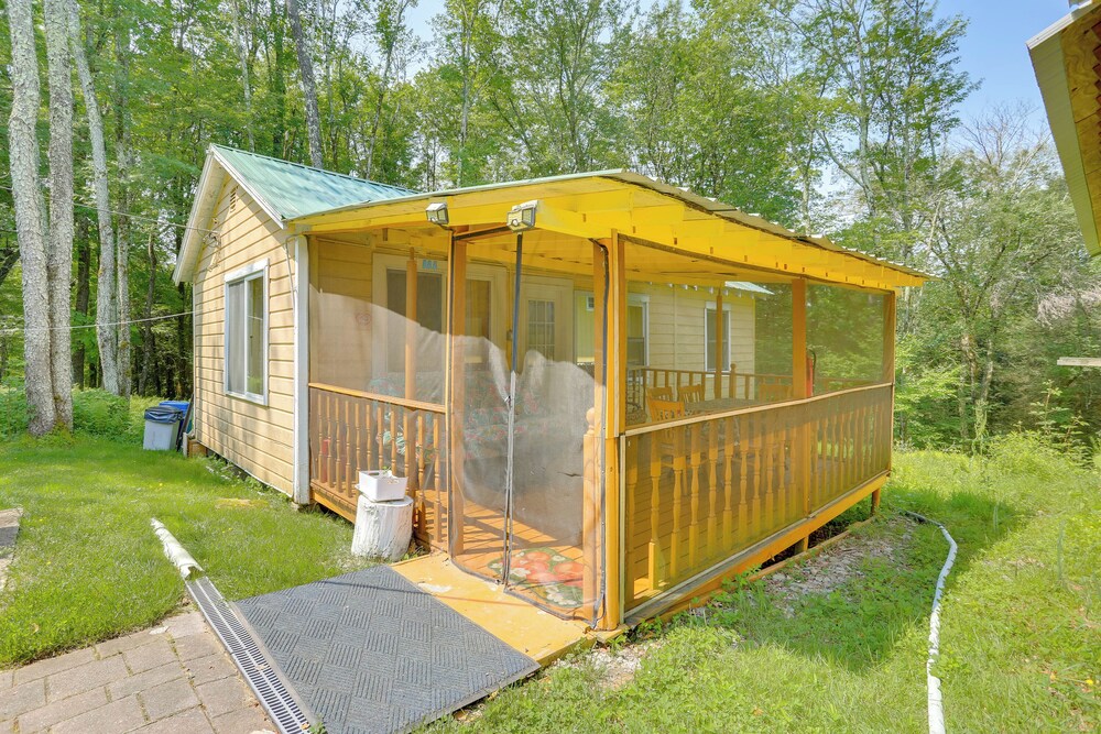 5 Mi to Swinging Bridge Reservoir: Cabin w/ Porch!