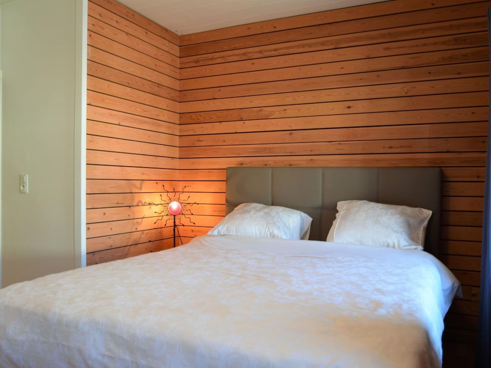 Rochehaut Hideaway With Tub