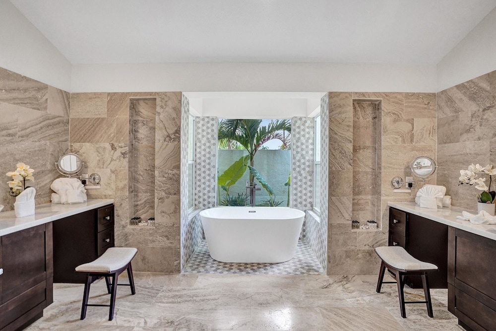 The Grand Luxe 8BR Villa w Pool and Basketball