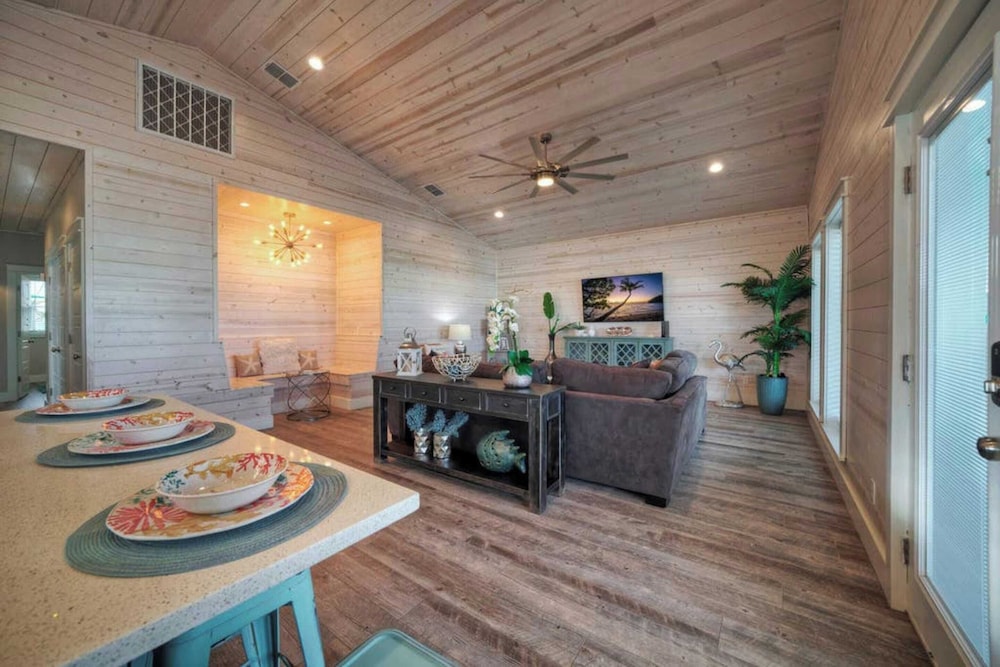Sleeps 21, 2 Homes 2 Private Pools, Fire Pit, Swing Bar Walk to the Beach