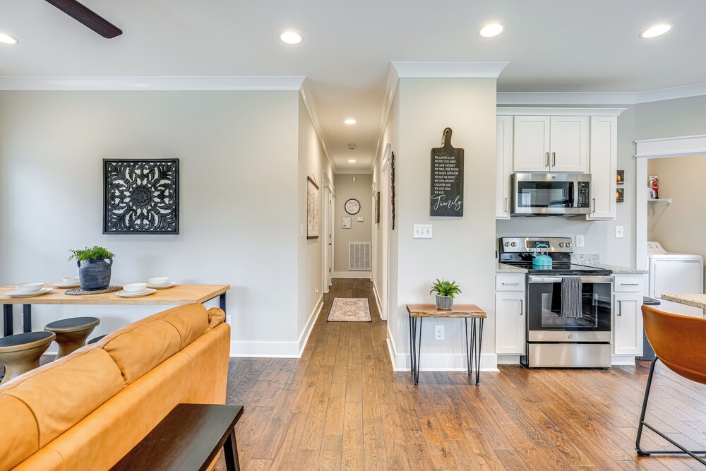 Near Parks & Lakes: Family-friendly Cleveland Home