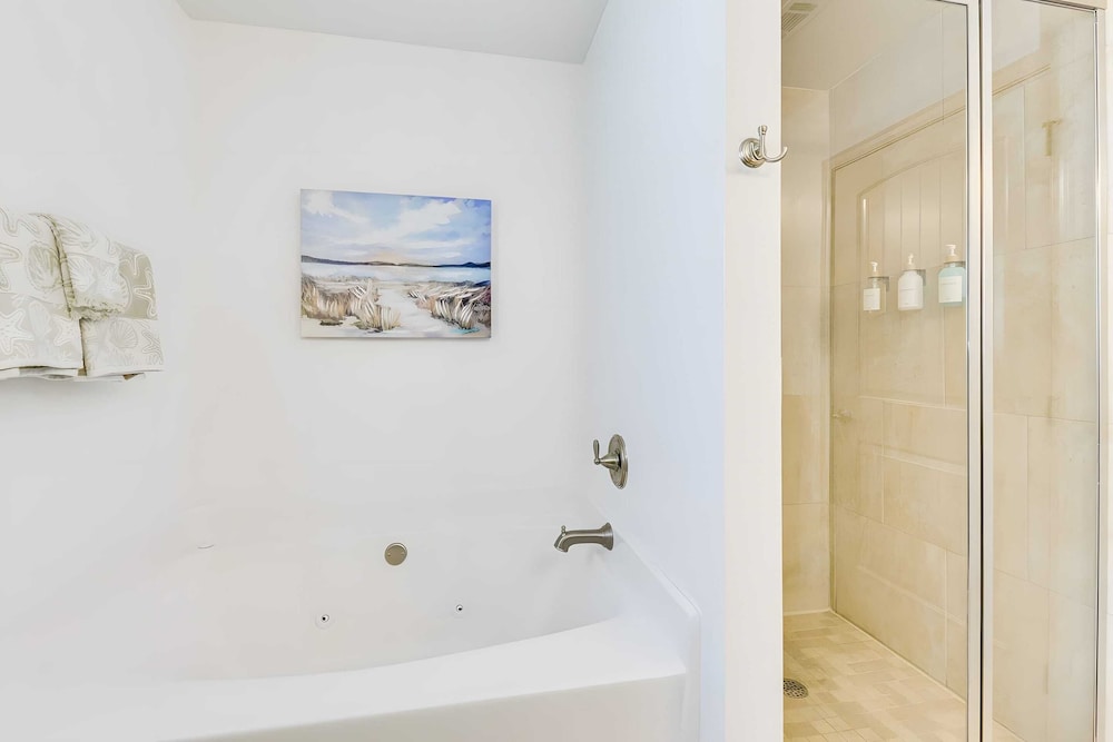 Salty Rose Inn by Avantstay Inlet Beach Home w/ Porch, Firepit & Pool Access