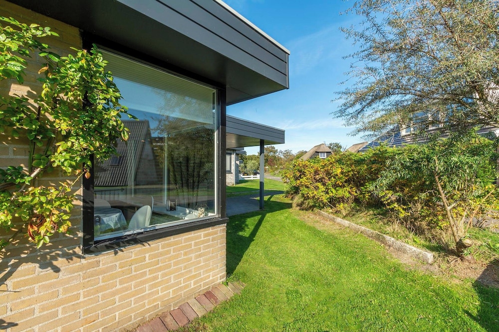 Bungalow in Sint Maartenszee Near Beach