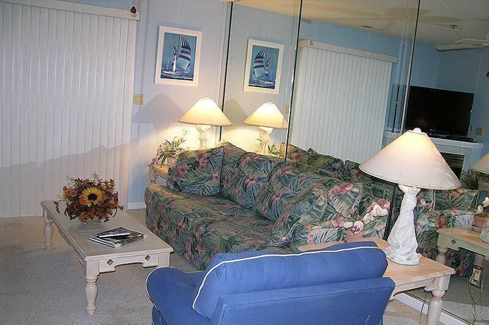 Harbour Club B16 2 Bedroom Condo by RedAwning