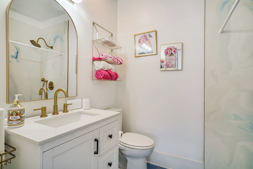 2 Mi to Gator Chateau: Vibrant Home w/ Balcony