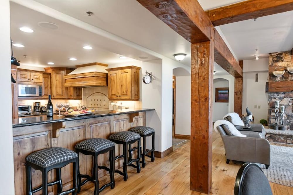 Grand Lodge - 3 Bedroom Deluxe #407 - Ski-in/out 3 Condo
