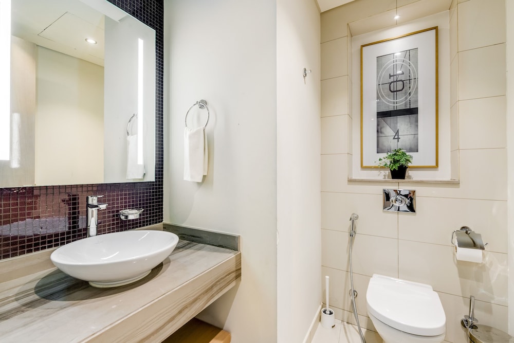 GLOBALSTAY. DAMAC Tower Paramount