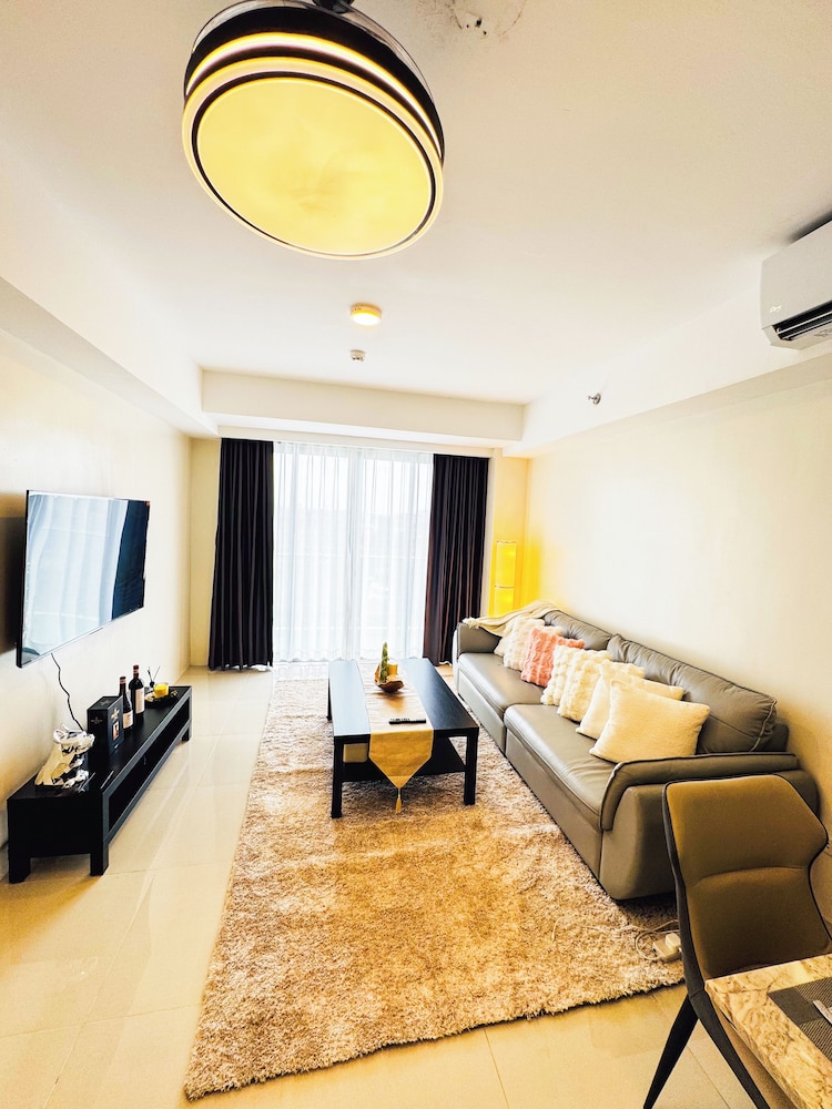 Luxury Penthouse & High-Floor Hotel near City of Dreams, Airport, Okada, and Solaire Casino