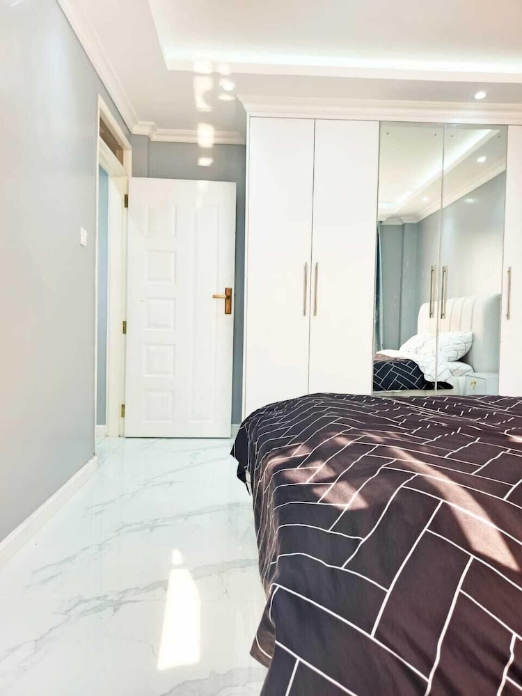Lux Suites Grandville Apartments
