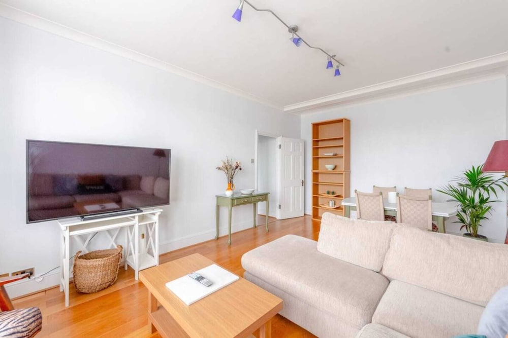 Central and Spacious 2 Bedroom Flat in Kensington