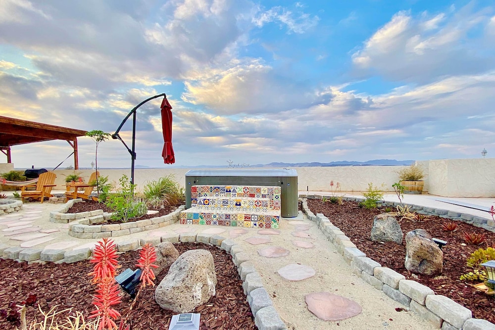 Chic Joshua Tree Pad w/ Mountain Views  Hot Tub - Property Image 1
