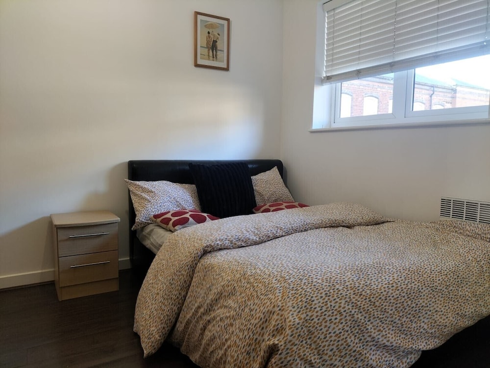 Central 2-bed Apt - Sleeps 4 - Parking & Wifi
