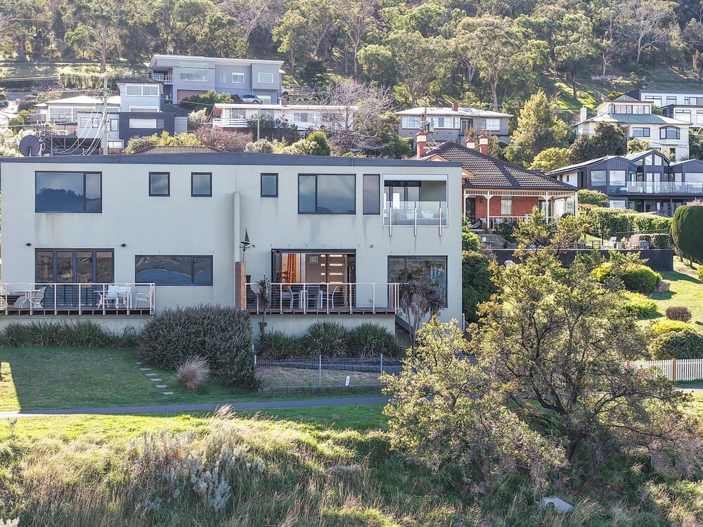 Waterfront Home - Gorgeous Views - 2 Bed