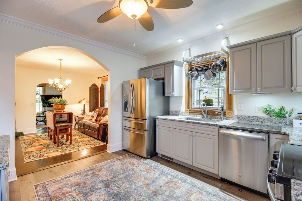 Walk to UT Southern & Dtwn Pulaski: Historic Home