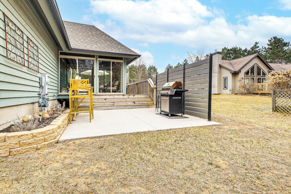 2 Mi to Sand Valley: Family Getaway w/ Deck!