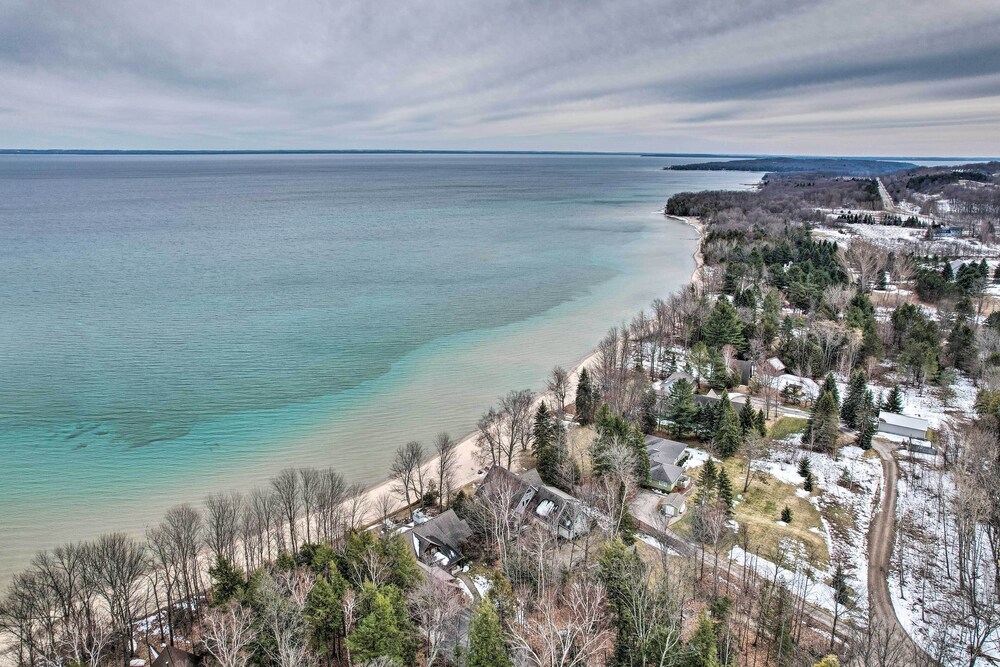 Getaway on Crystal Clear Lake: Main & Guest House! view 5