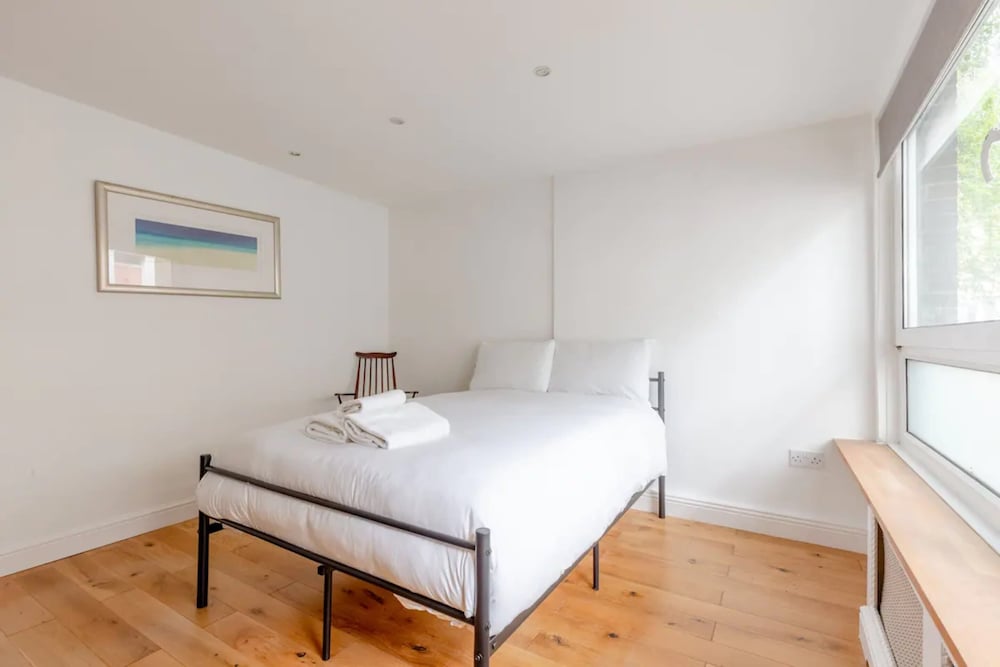 Spacious 1 Bedroom Apartment in Vibrant Angel