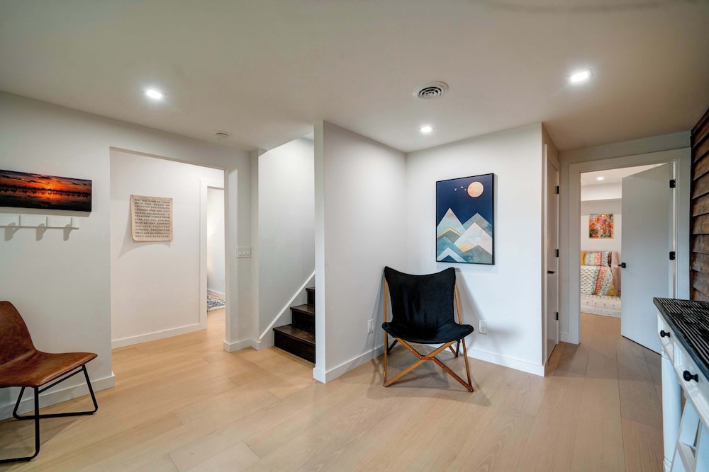 Mountain Views in Private Lake and Golf Community!