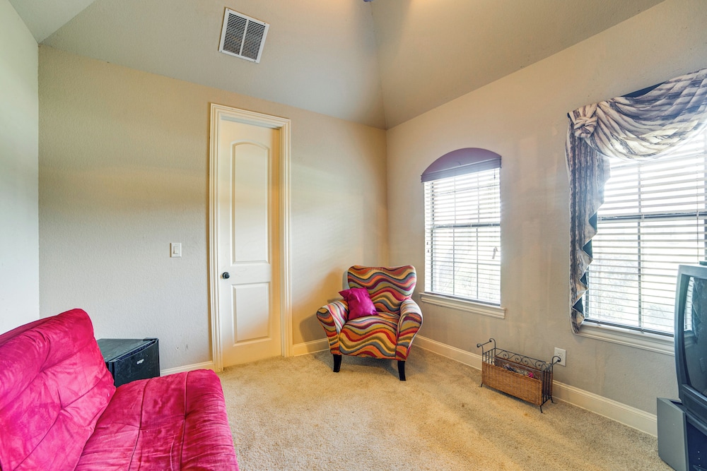 Spacious Texas Retreat w/ Community Pool