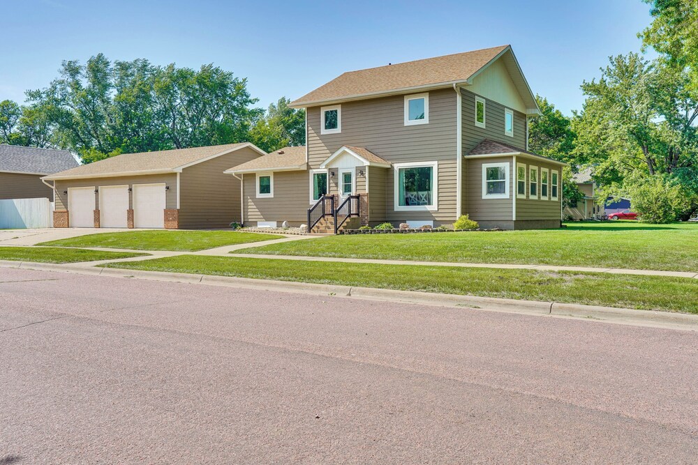 15 Mi to Downtown Sioux Falls: Gem w/ Yard!