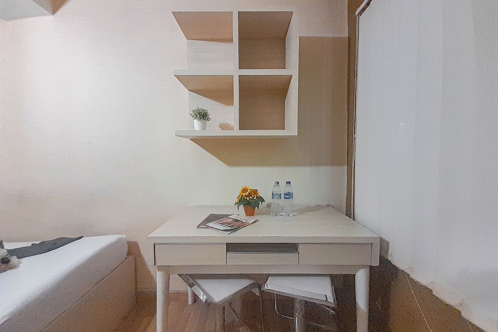 Homey Studio Apartment At Easton Park Residence Jatinangor