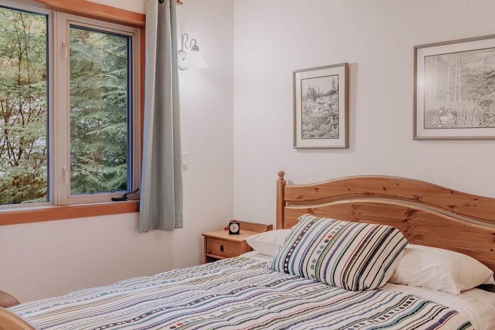 75sl - Wifi - Bbq - Pets Ok - Sleeps 6 2 Bedroom Home by RedAwning view 3