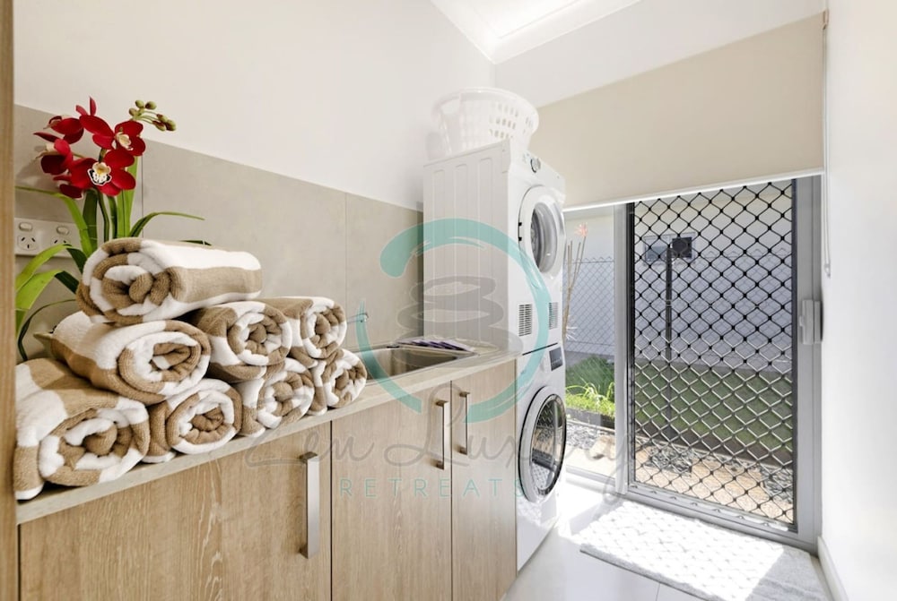Zenhouse Vista Elegant 5-br Coastal Haven