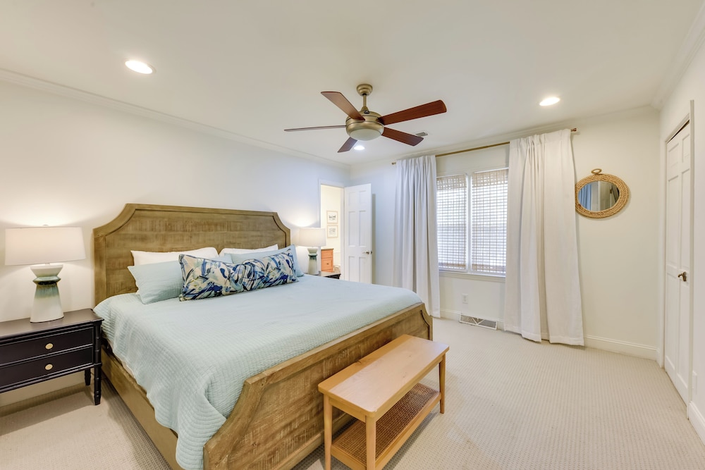 3 Mi to Beach: Coastal Escape in Mount Pleasant