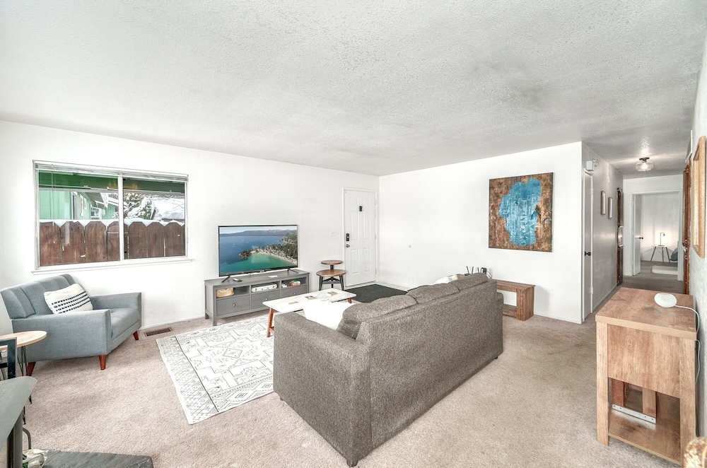 The Green Cabin A Few Blocks To Lake Tahoe 833t 3 Bedroom Home