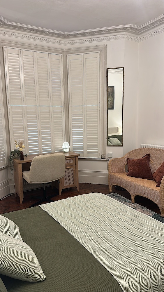 Cosy West Kensington Apartment - 3 Min to Tube