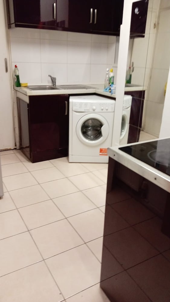Luton Excellent 1 bed Apartment With Living Room