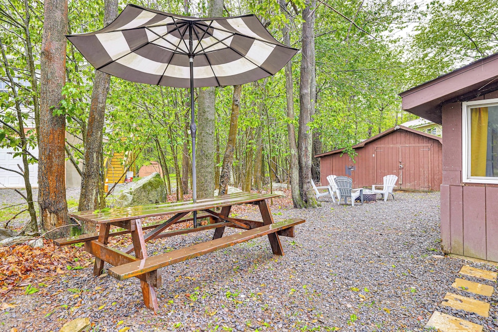 Pool & Lake Access: Family Poconos Cabin w/ Deck