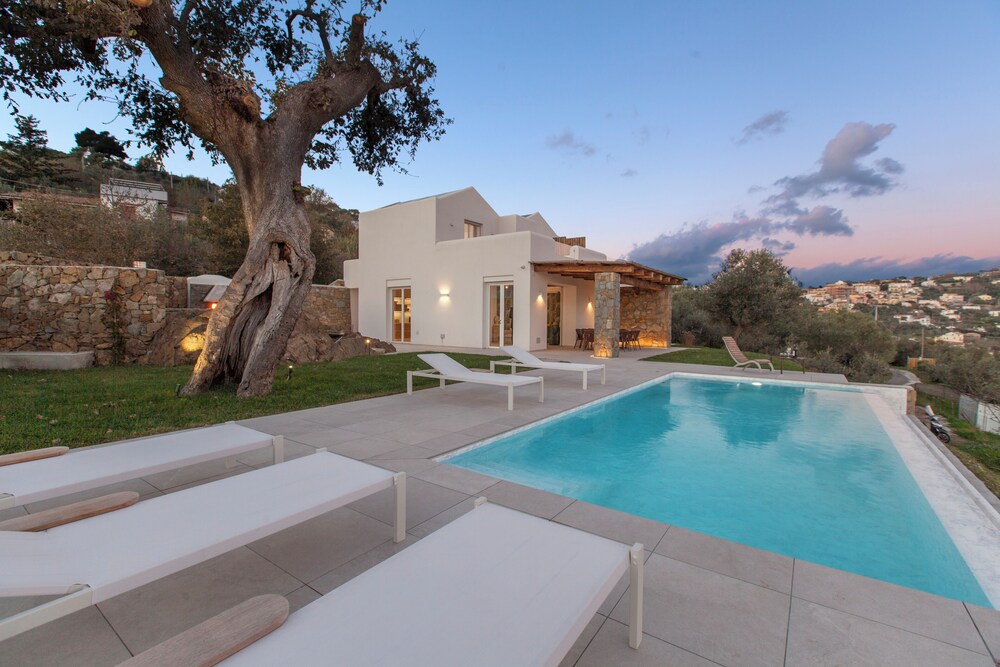 Design Villa With Infinity Pool & Li Galli View