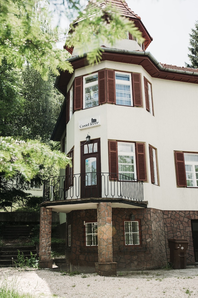 Iezer Residence