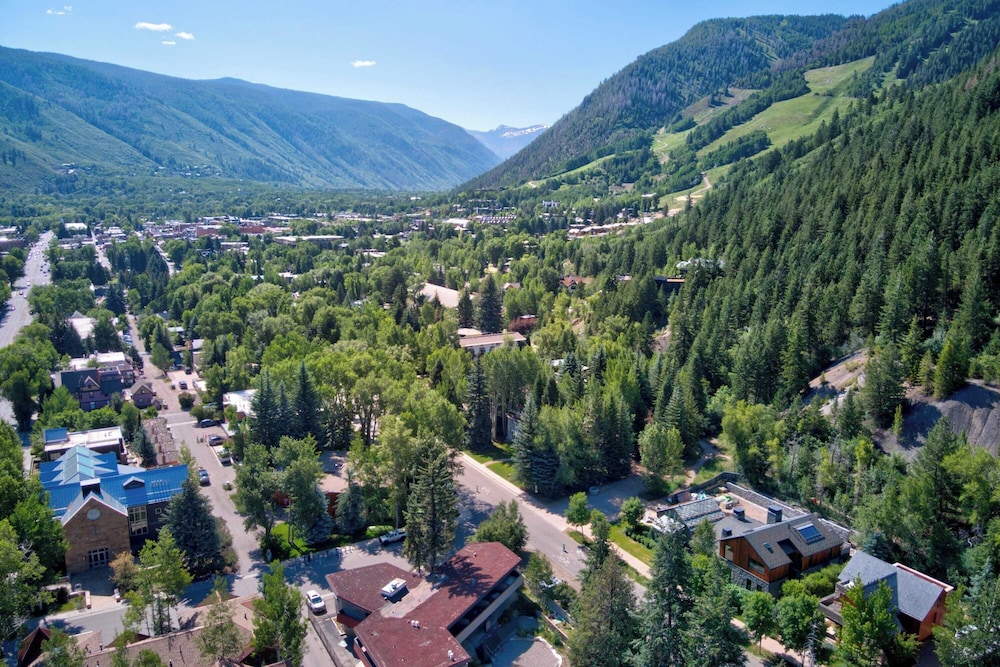 Aspen Hideaway by Avantstay Walk to Aspen, Near Slopes + Pool & Hot Tub Access
