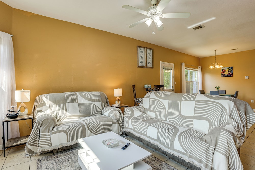 11 Mi to Dtwn Houston: Pet-friendly Home w/ Yard!