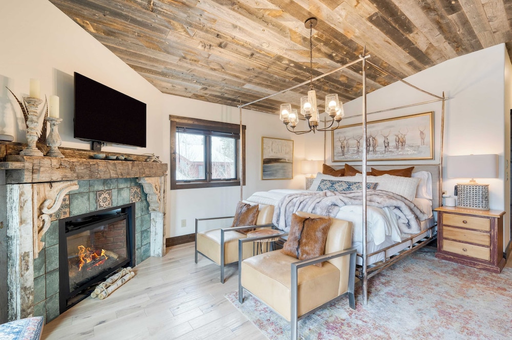 Winterhaven Estate by Avantstay Sleeps 19 Guests Mountain Compound w/ Views, Firepit, Hot Tub