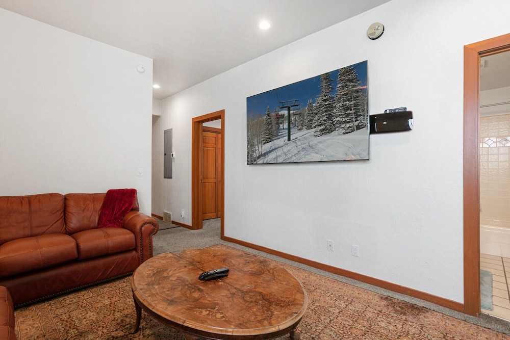 2430 Queen Esther Dr - 5 Bedroom Home with Spa 5 Home