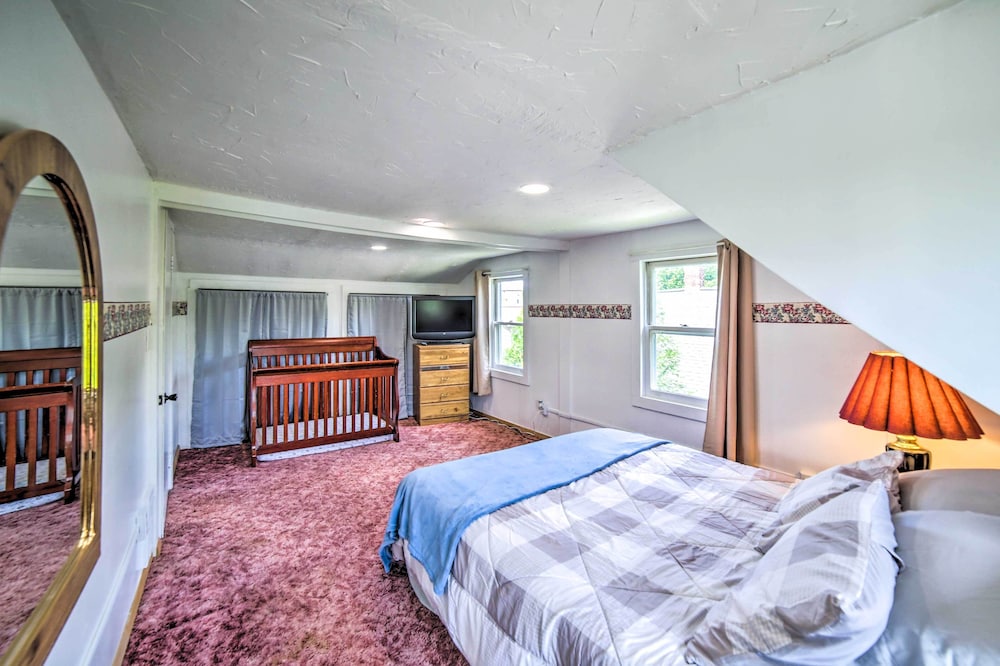 Cozy Ishpeming Cottage w/ Lake & Park Views! view 3