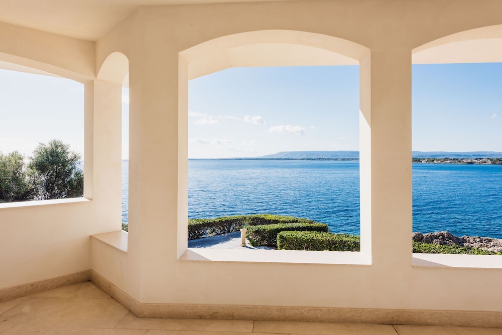 Villa Plemmiria by the Sea by Wonderful Italy