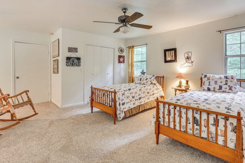 Relax By the Lake: Quiet East Texas Retreat