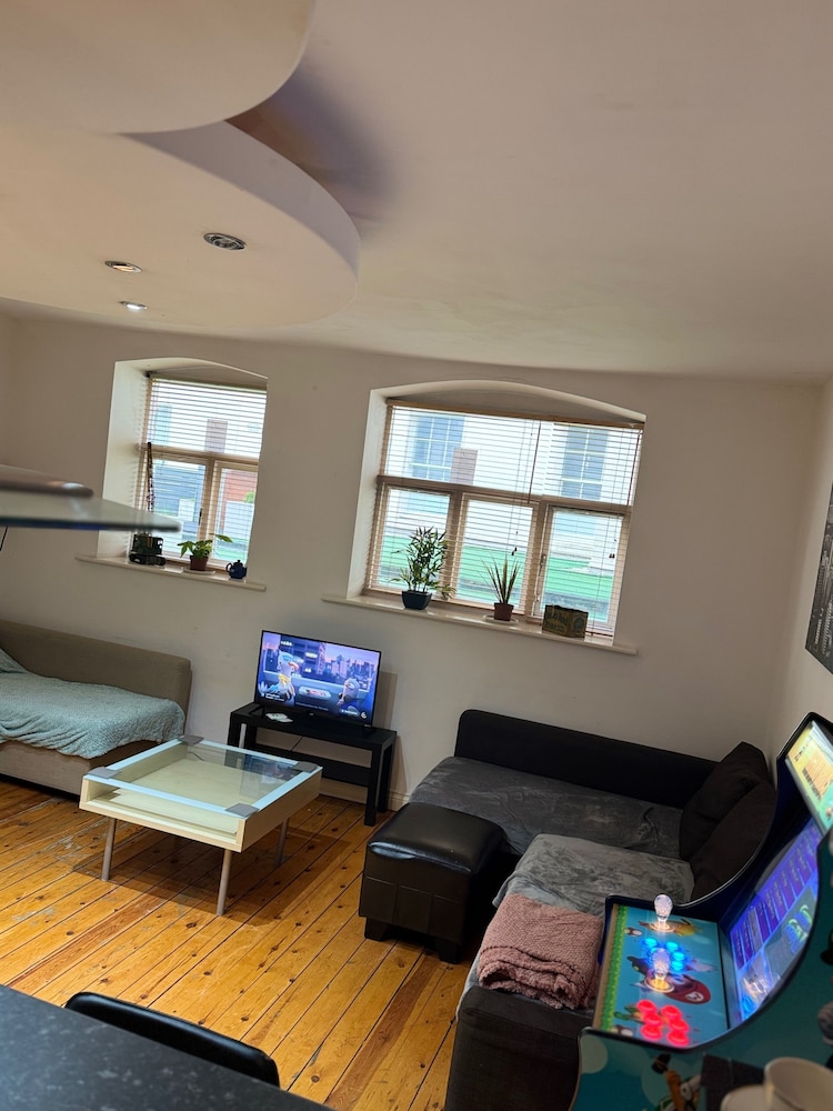 1br-wifi-freesnacks-freeparking-petsok-retroarcade