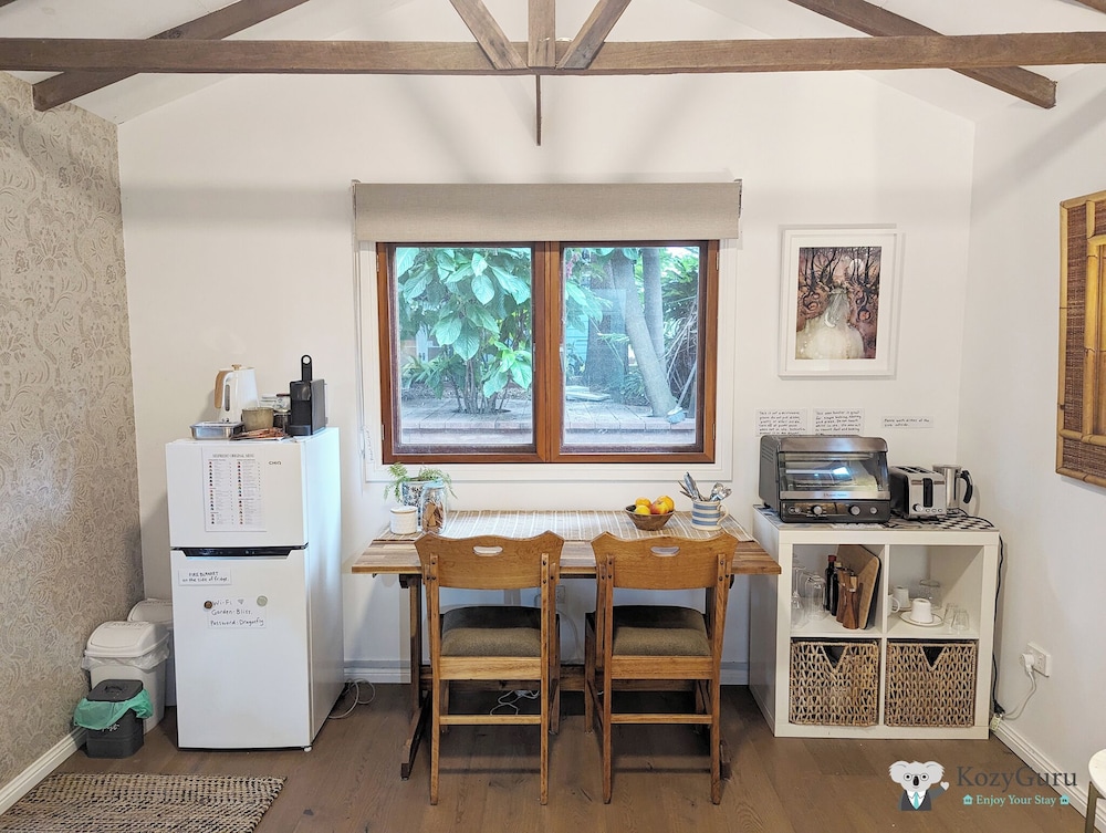Kozyguru | Marrickville| Lovely Granny Flat Studio